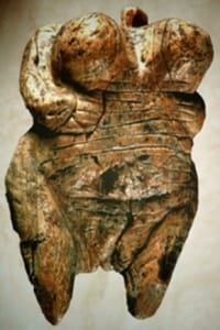 يعد <i> Venus of Hohle Fels </i> كائنًا محمولًا من العصر الحجري القديم.  تم نحتها من عاج ناب الماموث ، وتم اكتشافها في ألمانيا ويعتقد أنها تعود إلى ما يقرب من 40 ألف عام.