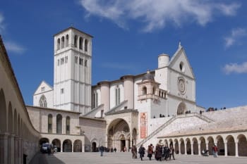 بازيليك القديس فرانشيسكو ، أسيزي.  رسم Cimabue لوحات جدارية في الكنيسة العليا للقديس فرانشيسكو.