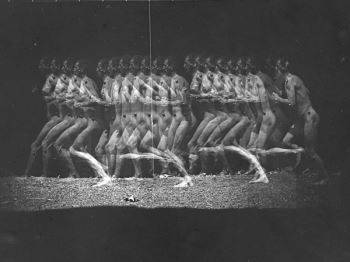 مثال على إحدى الدراسات الفوتوغرافية لتوماس إيكنز: <i> دراسة الحركة: ركض عاري للذكور </ i> (1885)