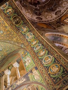 The triumphal arch in the basilica of the San Vitale, Ravenna. According Stokstad, “a Byzantine mosaic aimed to transcend matter and capture the intangible world of the spirit”.