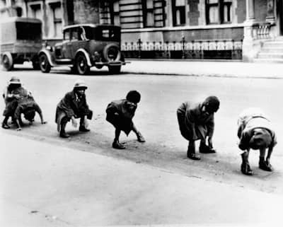 Children playing leapfrog in Harlem c. 1930, the same year that Ringgold (not pictured) was born in the neighborhood.