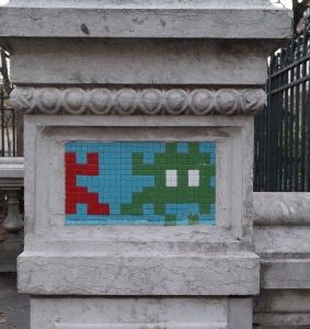 plattor installerade av konstnären Space Invader, på torget Kazakmile-Chautemps i Paris