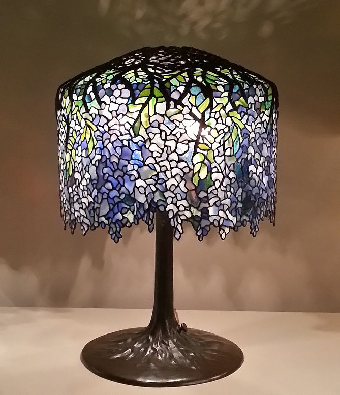 كلارا دريسكول لـ Tiffany Studios ، نيويورك: موديل رقم 342 ، مصباح "Wisteria" (سي 1901-05)